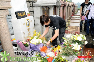 叶世荣盼黄家驹投胎续缘 拜祭亡友前遇怪事