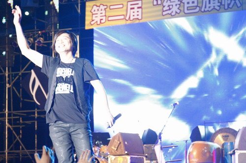 叶世荣草原伤情献唱 怀念Beyond和家驹